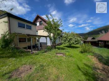 Schönes Einfamilienhaus mit großem Garten und 1,5 Garagen in ruhiger Lage von Bad Wildbad!"