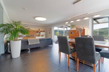 Riol -großzügiges freistehendes Wohnhaus mit schöner Aussicht, moderner Heiztechnik und Garagen in s