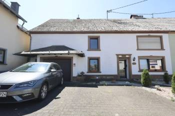 Bauernhaus mit Garage und sonnigem Garten